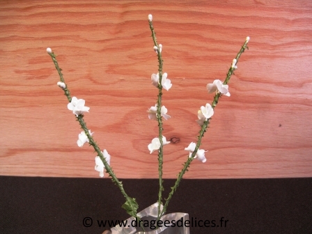 Brin de muguet avec petites perles pour décoration : Brin de muguet avec petites perles pour décoration