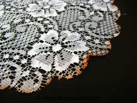 Tulle pour dragées en dentelle fleur bord teinté : Tulle en dentelle fleur bord teinté orange