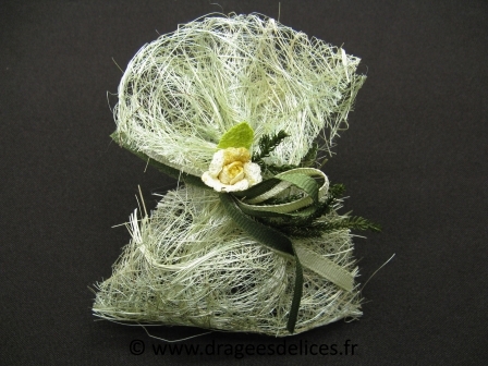 Sac en fibre naturelle avec son décor pour mariage baptême et communion : Sac paille couleur vert menthe avec son décor pour mariage baptême et communion