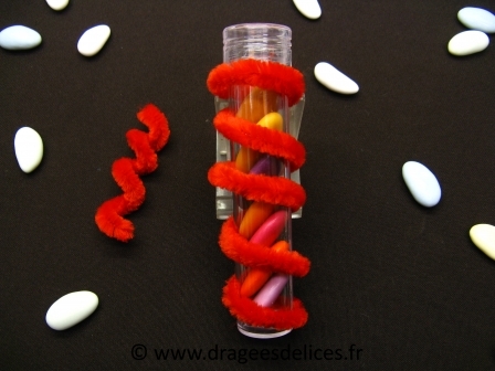 Tube à dragées en plexiglass : Présentation du tube avec du ruban chenille