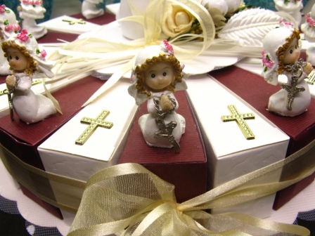 Gateau communion fille bordeaux et blanc avec résines et croix : Parts du gâteau communion fille avec des croix et résines