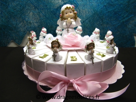 Gâteau communion fille pour dragées avec résines et communiantes or