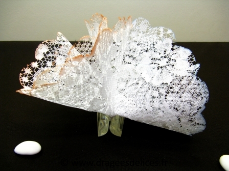 Tulle pour dragées en dentelle fleur bord teinté