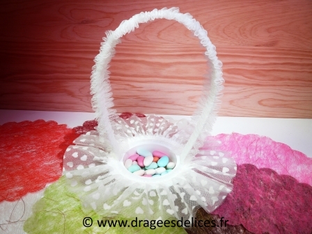 Panier de table en tulle avec coeurs pour présenter vos dragées : Panier de table en tulle blanc pour présenter vos dragées