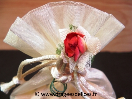 Fleur en papier, coton et tulle avec feuilles vertes pour décoration