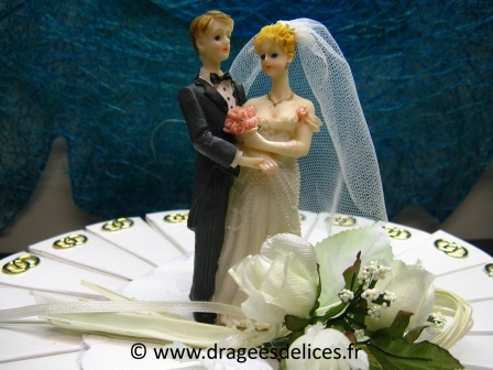 Gâteau mariage à garnir de dragées avec couple et alliances : Gâteau mariage à garnir de dragées, couple de mariés au centre du gâteau