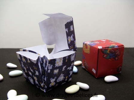 Cube surprise pour dragées de baptême collection univers de bébé
