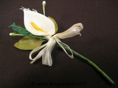 Bouquet arum avec boutons de fleur, ruban et feuille verte Ivoire