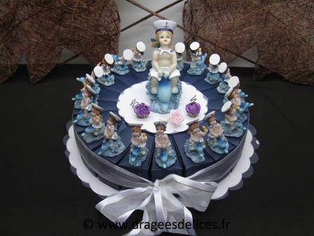 Gâteau à garnir de dragées pour un baptême fille sur dauphin