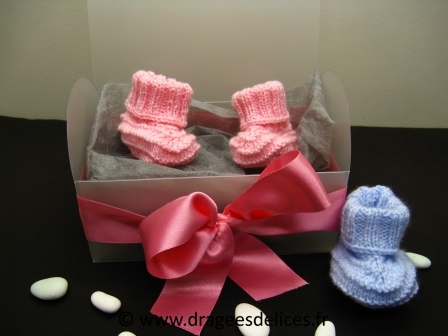 Coffre cadeaux pour baptême garçon ou fille avec ces 2 chaussons
