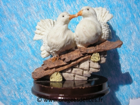 Couple de colombes sur socle