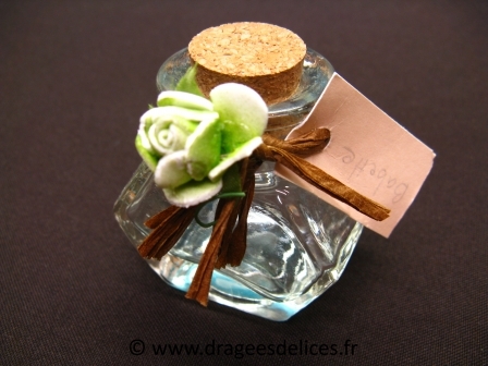 Encrier en verre pour mariage baptême et communion : Encrier décoré avec raphia, fleur et étiquette porte nom