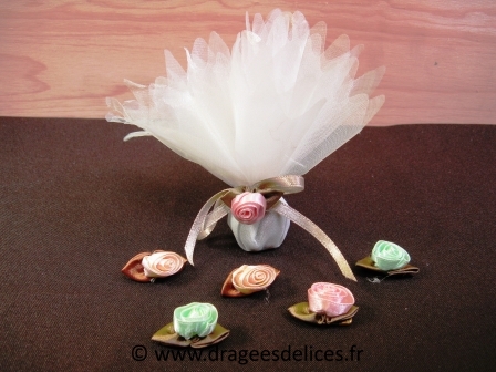 Fleur en satin avec épingle de nourrice pour décoration 