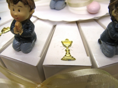 Gâteau pour communion garçon avec calice pailleté et croix ou calice doré : Calice doré sur la boite dragées part de gâteau