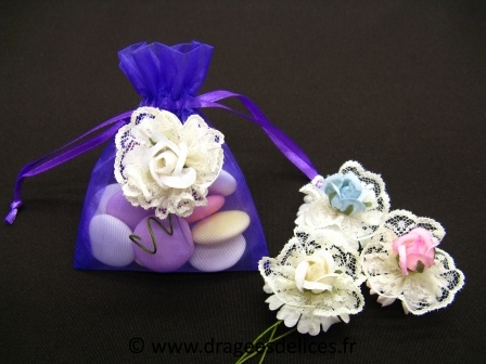 Fleur avec dentelle et épingle de nourrice pour décoration