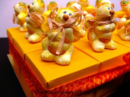 Gâteau de dragées baptême ou anniversaire pour garçon ou fille : Abeilles en terre cuite sur les boites part de gâteau à garnir de dragées ou de bonbons