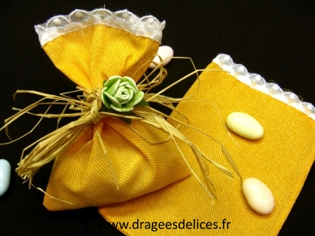 Sac à dragées en coton et dentelle : Très joli sac à dragées en coton