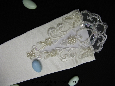 Gants en satin  avec broderie et perles sur organza