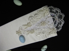 Gants en satin  avec broderie et perles sur organza Ivoire