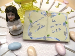 Gâteau communion fille avec bible pour inscription date et prénom 