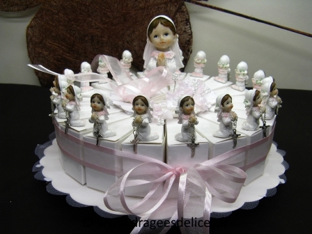 Gâteau pour communion fille avec sa croix à garnir de dragées