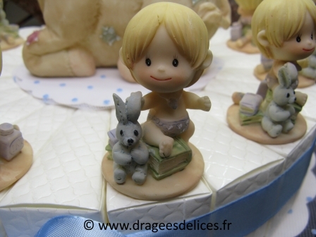 Gâteau pour un baptême garçon avec tirelire bébé sur cheval : Sujet sur les boites part de gâteau pour dragées baptême garçon
