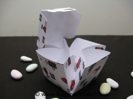 Cube surprise pour dragées de baptême petit ours à l école