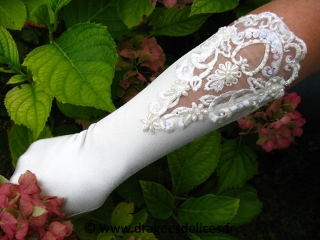 Gants en satin  avec broderie et perles sur organza