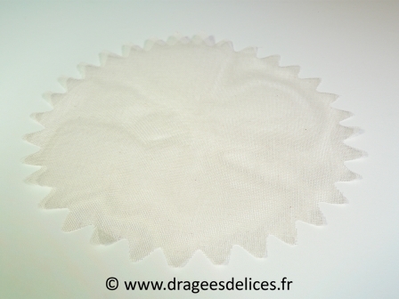 Tulle canevas pour dragées avec bord pointe : Tulle canevas pour dragées avec bord pointe de couleur ivoire