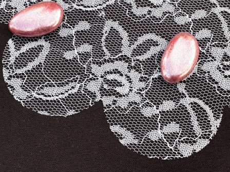 Tulle en dentelle fine blanche avec fleurs et feuilles brodées : Tulle en dentelle fine blanc avec fleurs et feuilles brodées