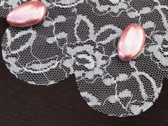 Tulle en dentelle fine blanche avec fleurs et feuilles brodées Blanc
