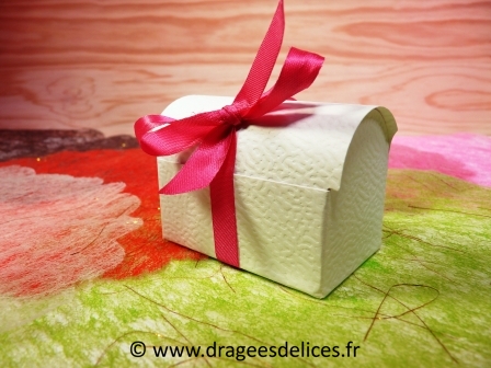 Coffre en carton gaufré pour dragées ou chocolats de noël : Coffre en carton gaufré pour dragées ou chocolats