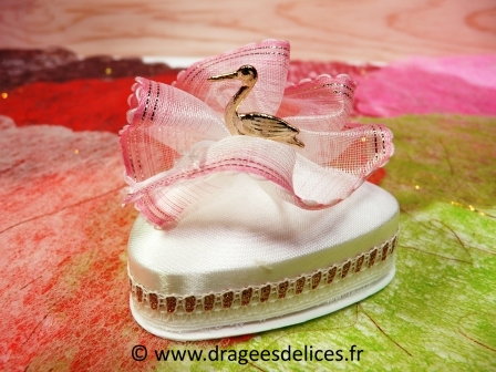 Boite pour baptême garçon ou fille avec déco cygogne : Boite pour un baptême fille avec déco ruban et cygogne or
