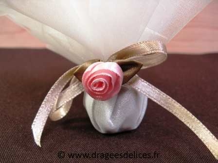 Fleur en satin avec épingle de nourrice pour décoration  : Fleur épinglée sur le ruban d
