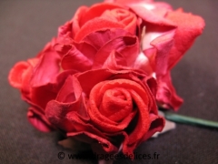 Fleur en papier et mousse avec feuilles pour décoration de fête Rouge