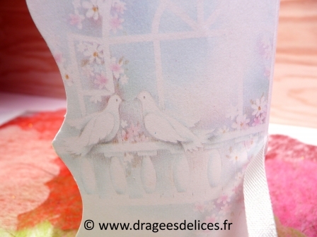 Ballotin mariage vintage avec deux colombes en promotion : Détail du dessin