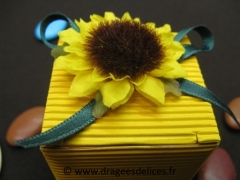 Boite cube à dragées avec son décor  tournesol et ruban Jaune