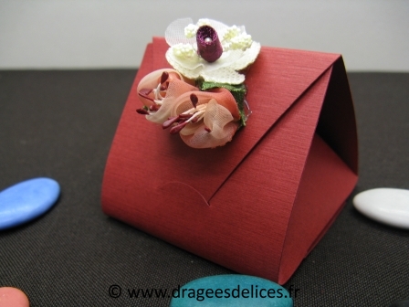 Boite à dragées originale forme étui avec fleurs en décor : Boite dragées étui bordeaux avec décor fleurs