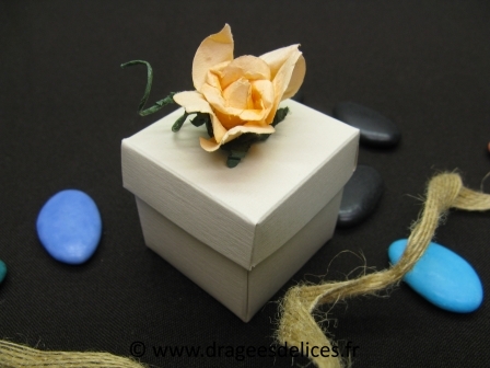 Boite surprise pour dragées collection toilée avec sa fleur : Boite surprise pour dragées collection toilée couleur sable