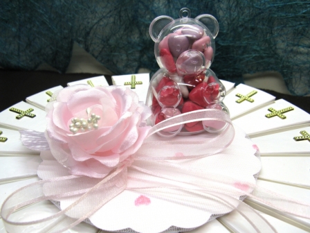 Gâteau pas cher à garnir de dragées pour baptême ou communion fille : Centre du gâteau pas cher ourson et fleur pour baptême ou communion fille