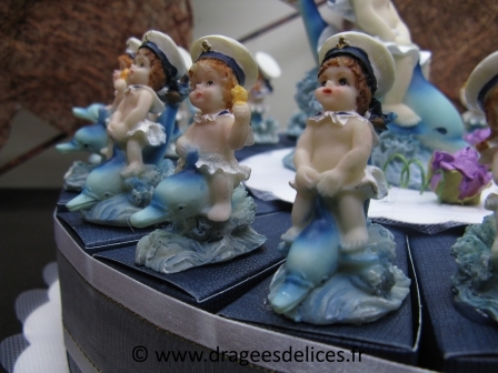 Gâteau à garnir de dragées pour un baptême fille sur dauphin : Sujets sur les boites du gâteau pour un baptême fille
