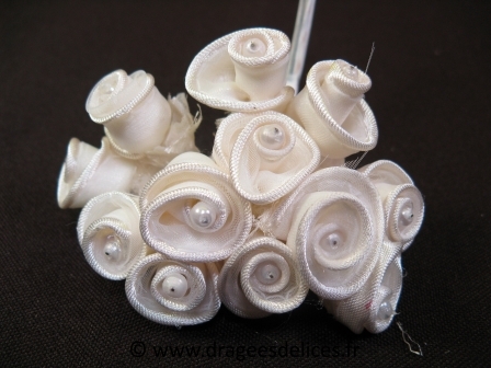 Fleur en satin avec perle pour mariage, baptême et communion : Fleur écrue en satin avec perle pour mariage, baptême et communion