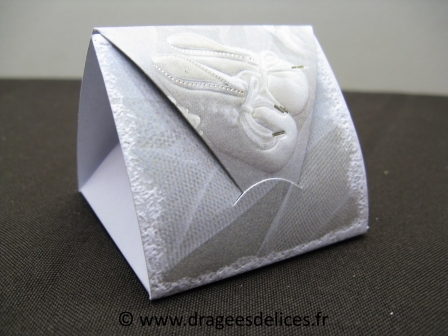 Boite étui avec dessin chaussons pour baptême : Boite étui avec dessin chaussons pour dragées baptême