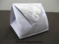 Boite étui avec dessin chaussons pour baptême 