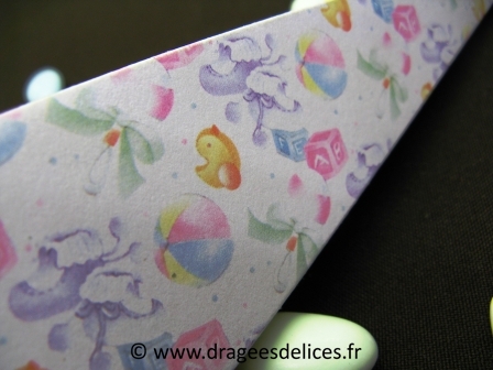 Cornet baptême carré jouets : Détail du dessin du cornet carré jouets en carton pour baptême