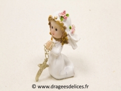 Petit communiant ou communiante à genoux avec croix Fille