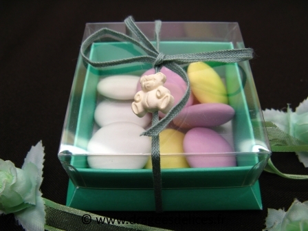 Boite carrée pour dragées baptême avec son petit nounours