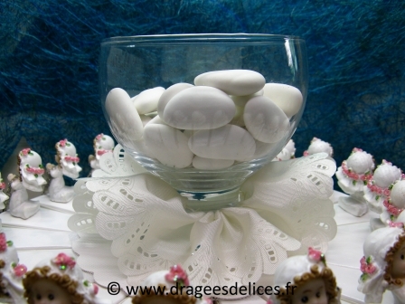 Gâteau communion fille à garnir de dragées avec son calice en verre : Le calice au centre avec son ruban