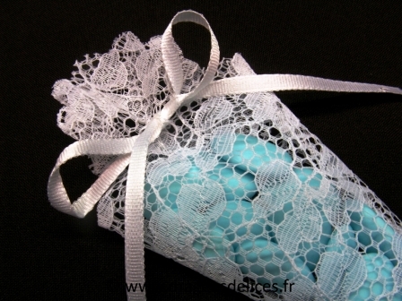 Cornet à dragées vintage pour mariage baptême ou communion : Cornet à dragées en dentelle de couleur blanc