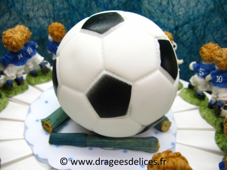 Gâteau baptême garçon allez les bleu à garnir de dragées : Détail du centre du gâteau avec le ballon de foot et sa décoration